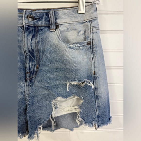 American Eagle women’s denim Mom Short, with distressing & holes. Size 0 - Picture 3 of 8